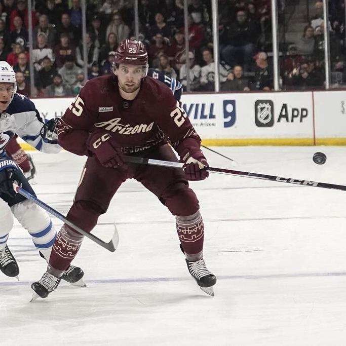 Soaring Jets win sixth straight by crushing Coyotes 6-2